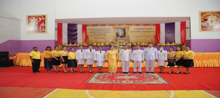 ร่วมพิธีเจริญพระพุทธมนต์และทำบุญตักบาตรถวายพระราชกุศล และพิธีวางพานพุุ่มดอกไม้ถวายราชสักการะเนื่องในวันคล้ายวันพระบรมราชสมภพ พระบาทสมเด็จพระชนกาธิเบศร มหาภูมิพลอดุลยเดชมาราช บรมนาถบพิตร วันชาติ และวันพ่อแห่งชาติ