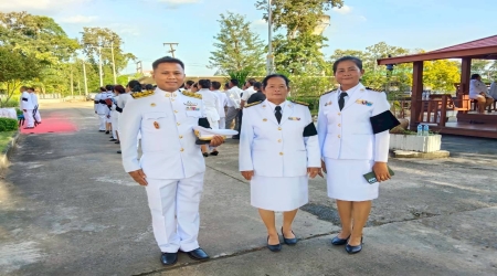 เข้าร่วมพิธีถวายสักการะพระบรมศพเบื้องหน้าพระฉายาลักษณ์สมเด็จพระนางเจ้าสิริกิติ์ พระบรมราชินีนาถ พระบรมราชชนนีพันปีหลวง